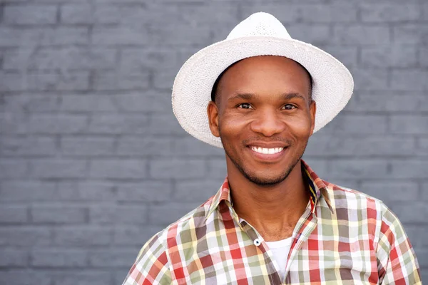 Jonge Afrikaanse kerel lachen — Stockfoto