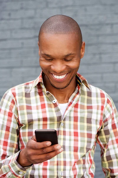 Jovem empresário com telefone celular — Fotografia de Stock