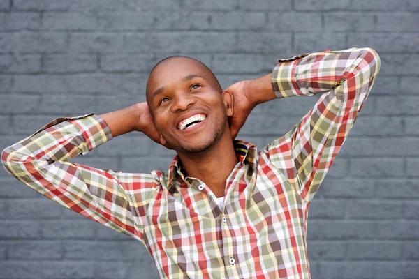 Jonge Afrikaanse kerel lachen — Stockfoto