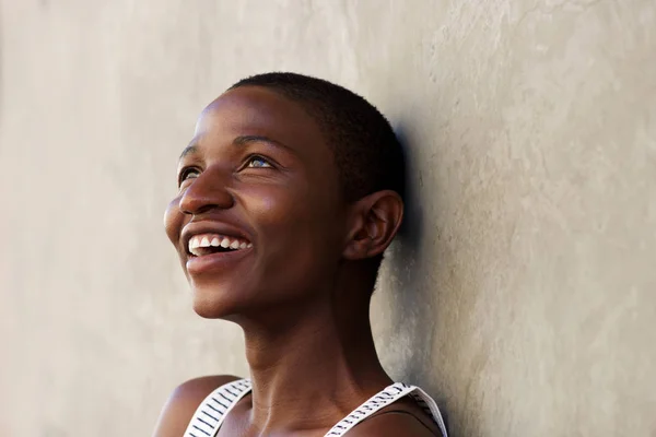 Vacker svart kvinna som skrattar — Stockfoto