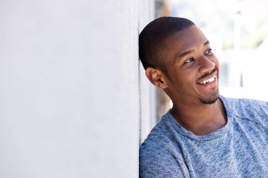 mutlu siyah adam duvara