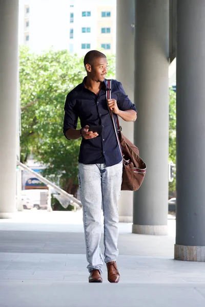 Cool svart kille promenader och tittar bort — Stockfoto