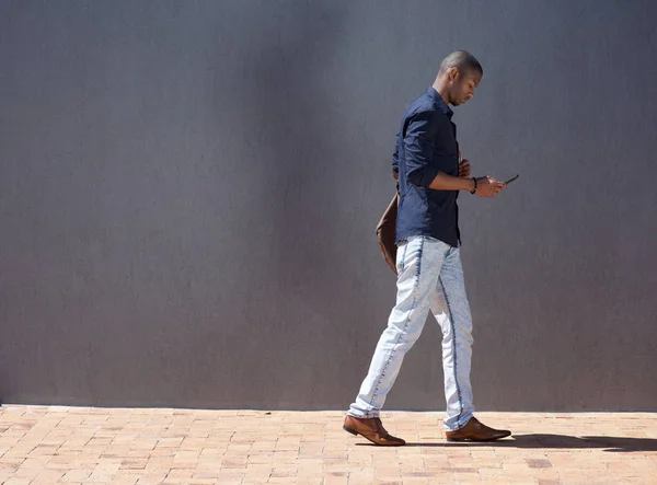 Estudiante masculino caminando con la tableta —  Fotos de Stock