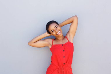 Ellerini başının arkasında ile gülümseyen kadın