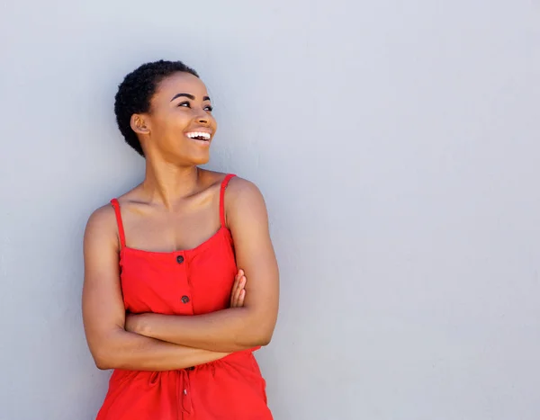 Mulher sorrindo com braços cruzados — Fotografia de Stock