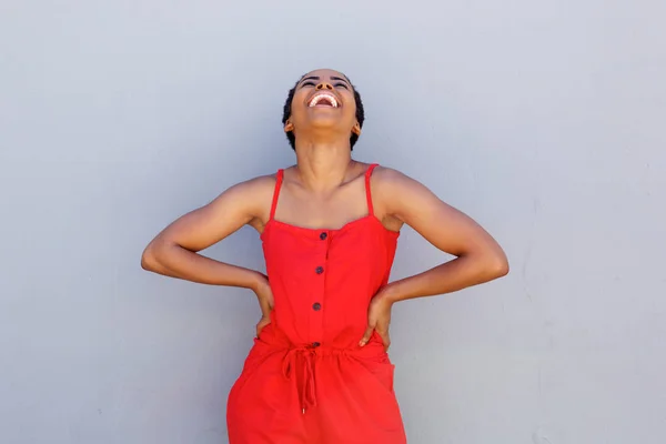 Vrouw lachen en opzoeken — Stockfoto