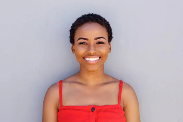 Çekici genç siyah kadın gülümsüyor — Stok fotoğraf