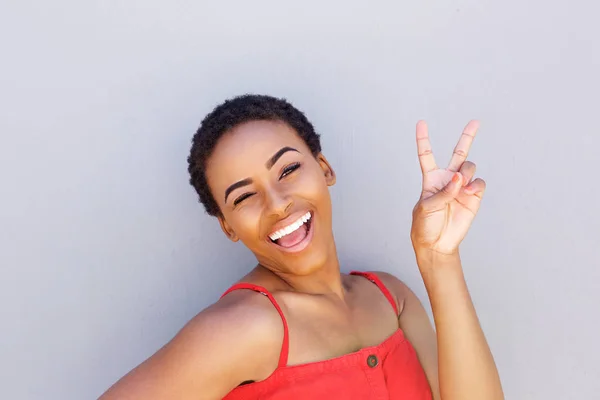 Woman with peace sign — Stock Photo, Image