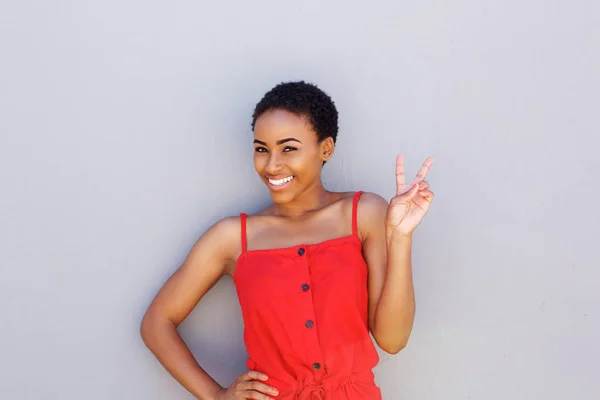 Mujer sonriente con signo de mano — Foto de Stock