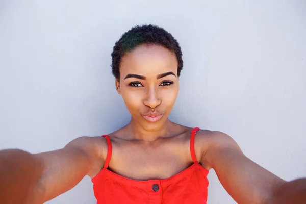 Afro-américaine femme prendre selfie — Photo