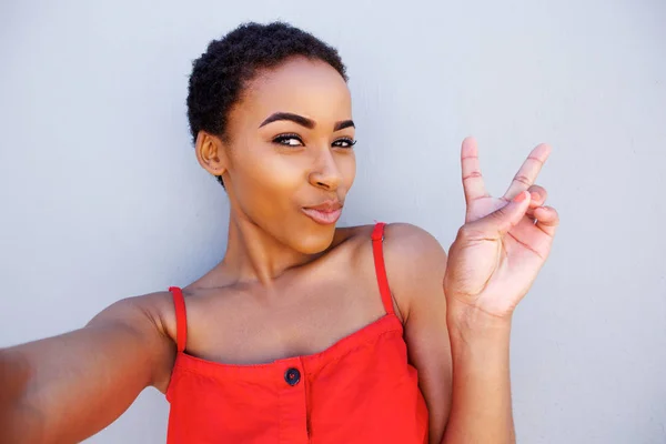 Woman taking selfie with peace sign — Stock Photo, Image