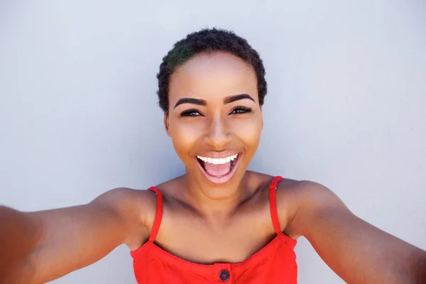 Vrouw die lacht en nemen selfie — Stockfoto