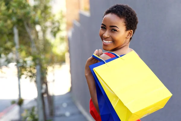Mujer con bolsas de compras fuera — Foto de Stock