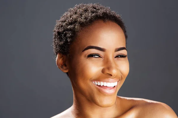Modelo de moda afro-americano sorrindo — Fotografia de Stock