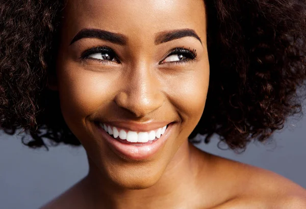 Femme avec les cheveux bouclés regardant loin — Photo