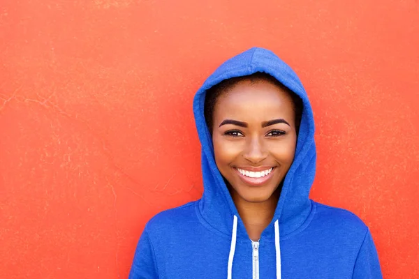 Linda jovem mulher negra sorrindo — Fotografia de Stock