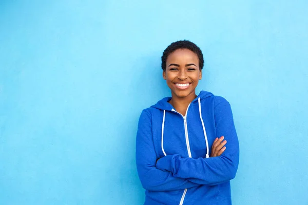 Žena s úsměvem modrém pozadí — Stock fotografie