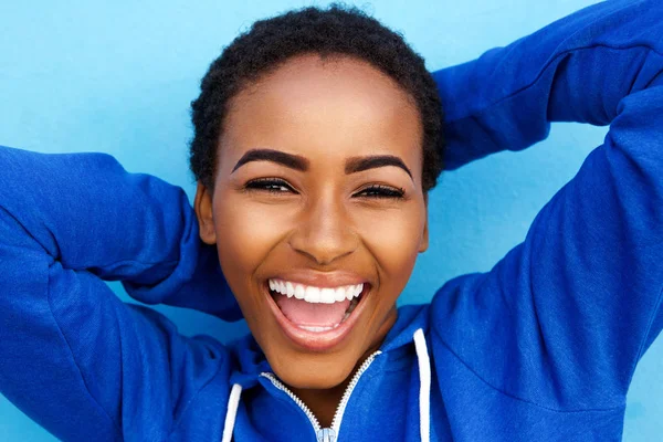 Rire fille avec les mains derrière la tête — Photo