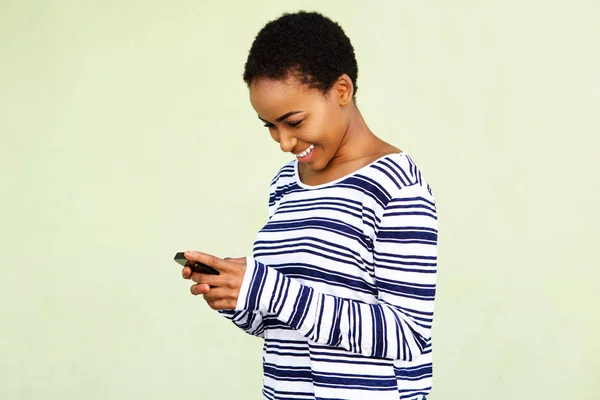 Mujer mirando el teléfono celular — Foto de Stock