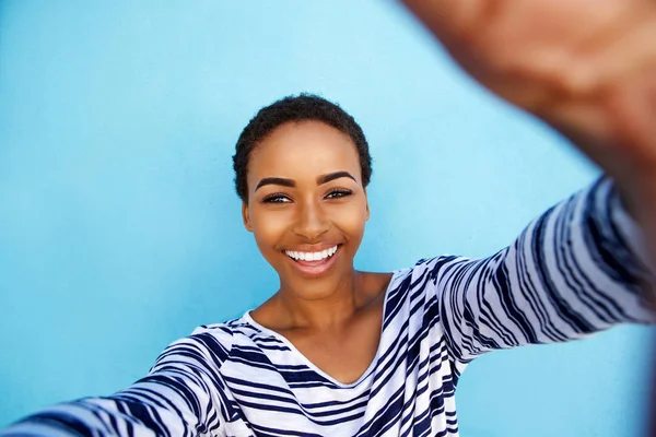 Afro-americana tomando selfie — Fotografia de Stock