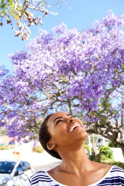 Sorrindo mulher olhando para cima fora — Fotografia de Stock