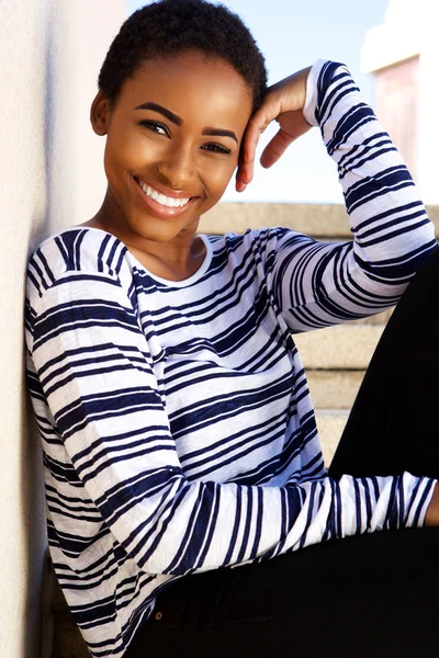 Zwarte vrouw die lacht buiten — Stockfoto
