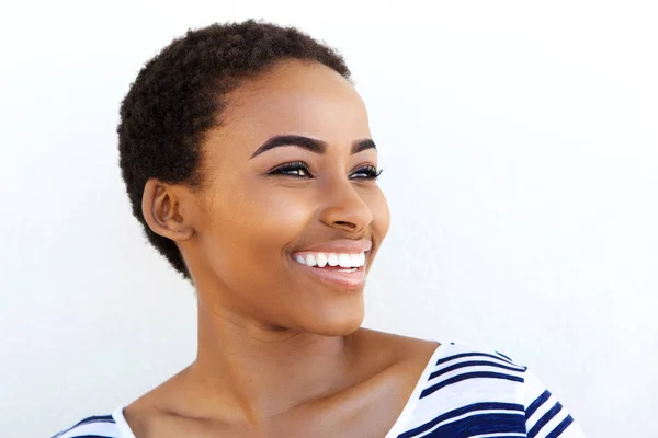 Mulher sorrindo e olhando para longe — Fotografia de Stock