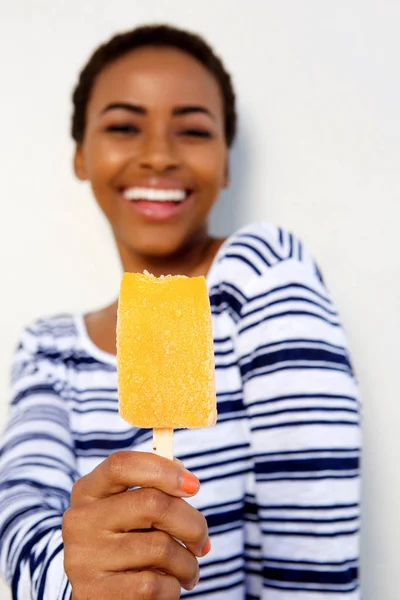 Nero ragazza sorridente e tenendo gelato — Foto Stock