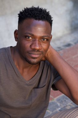 Dışarıda oturan adam