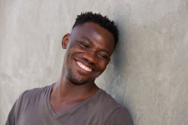  mutlu Afrika adam duvara yaslanmış