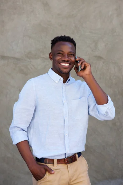 Sorrindo homem fazendo um telefonema — Fotografia de Stock