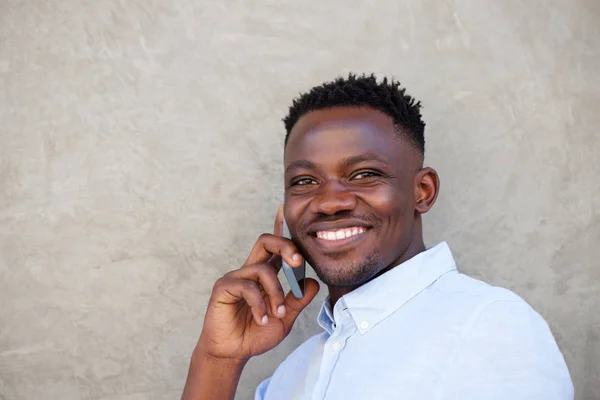 Homem fazendo um telefonema pela parede — Fotografia de Stock