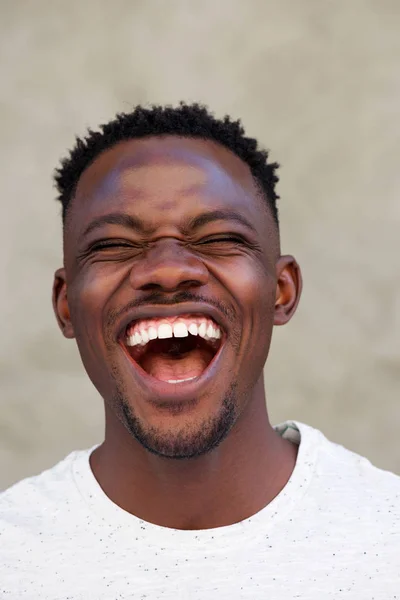 Smějící se muž afroamerické — Stock fotografie