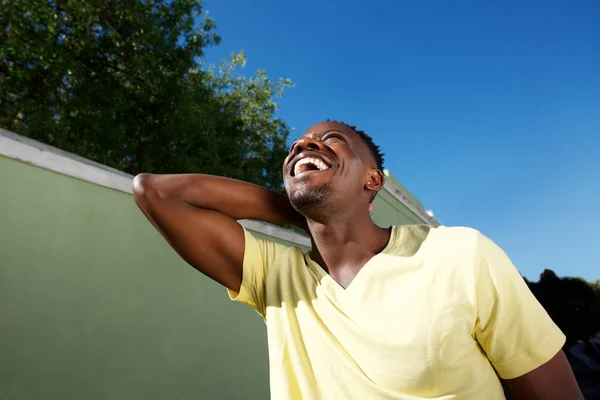 Afrikansk man går utanför — Stockfoto