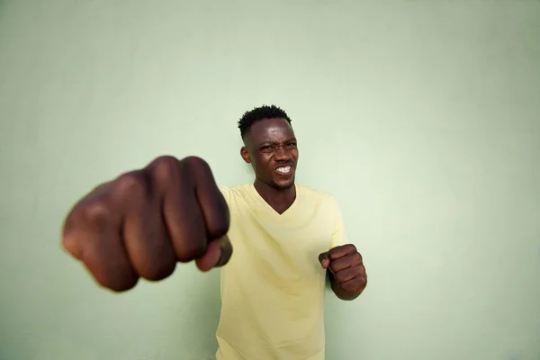 アフリカ青年の拳でパンチ — ストック写真