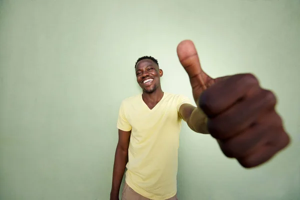 Αφρικανική άνθρωπος χειρονομώ σημάδι από πράσινο τείχος — Φωτογραφία Αρχείου