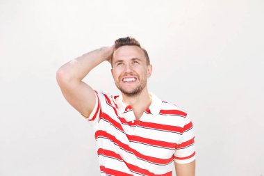 saç el ile gülen adam