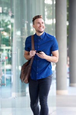 Cep telefonu olan genç bir adam.