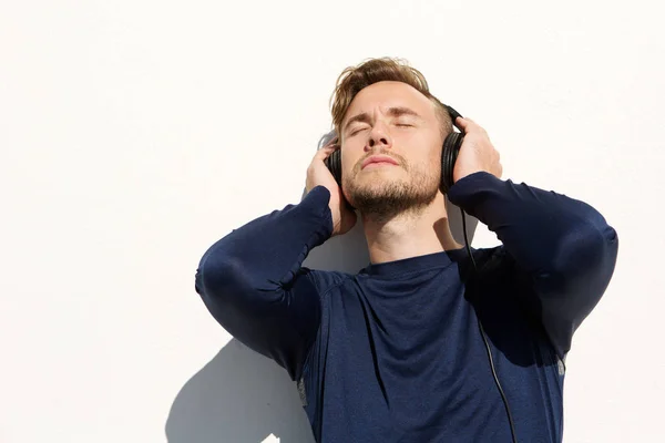 Hombre escuchando msuic — Foto de Stock