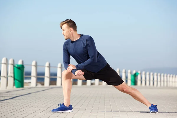 Man doet stretching oefening buitenshuis — Stockfoto