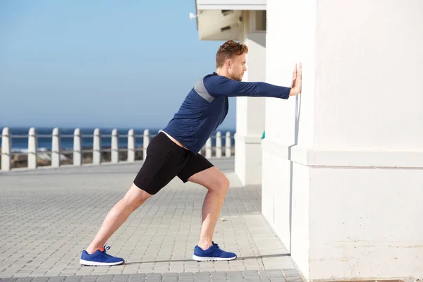 Hombre empujando contra la pared —  Fotos de Stock