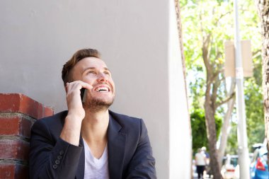 İş adamı cep telefonuyla konuşuyor. 