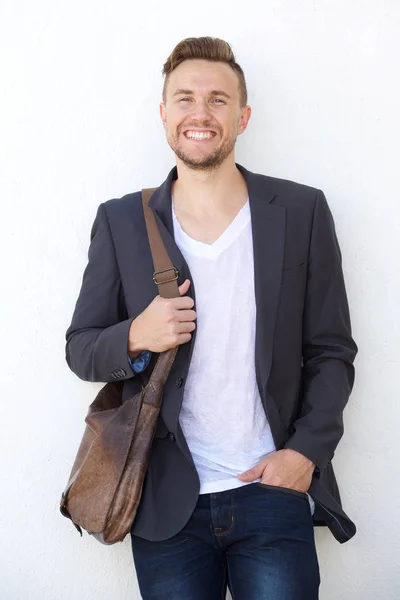 Hombre con bolsa sonriendo — Foto de Stock