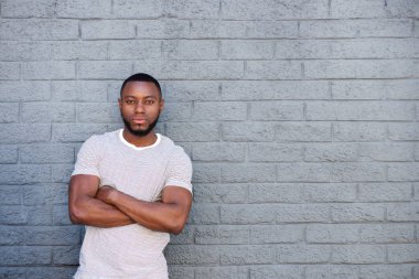 kaslı adam tuğla duvar tarafından ayakta