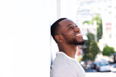 Sakallı, gülen adam. 