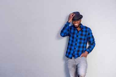 Eğleniyor ve duvara yaslanmış bir adam