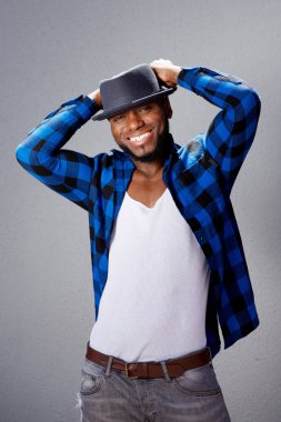 hat için elleriyle kaygısız adam 