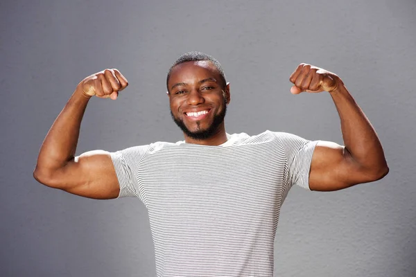 Joven hombre flexión músculos — Foto de Stock