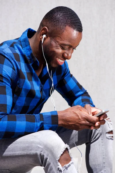 Muž se usmívá s mobilním telefonem — Stock fotografie