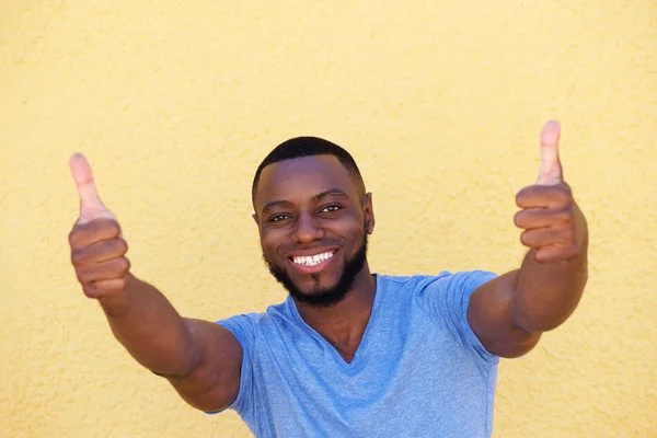 Uomo felice con i pollici in su — Foto Stock